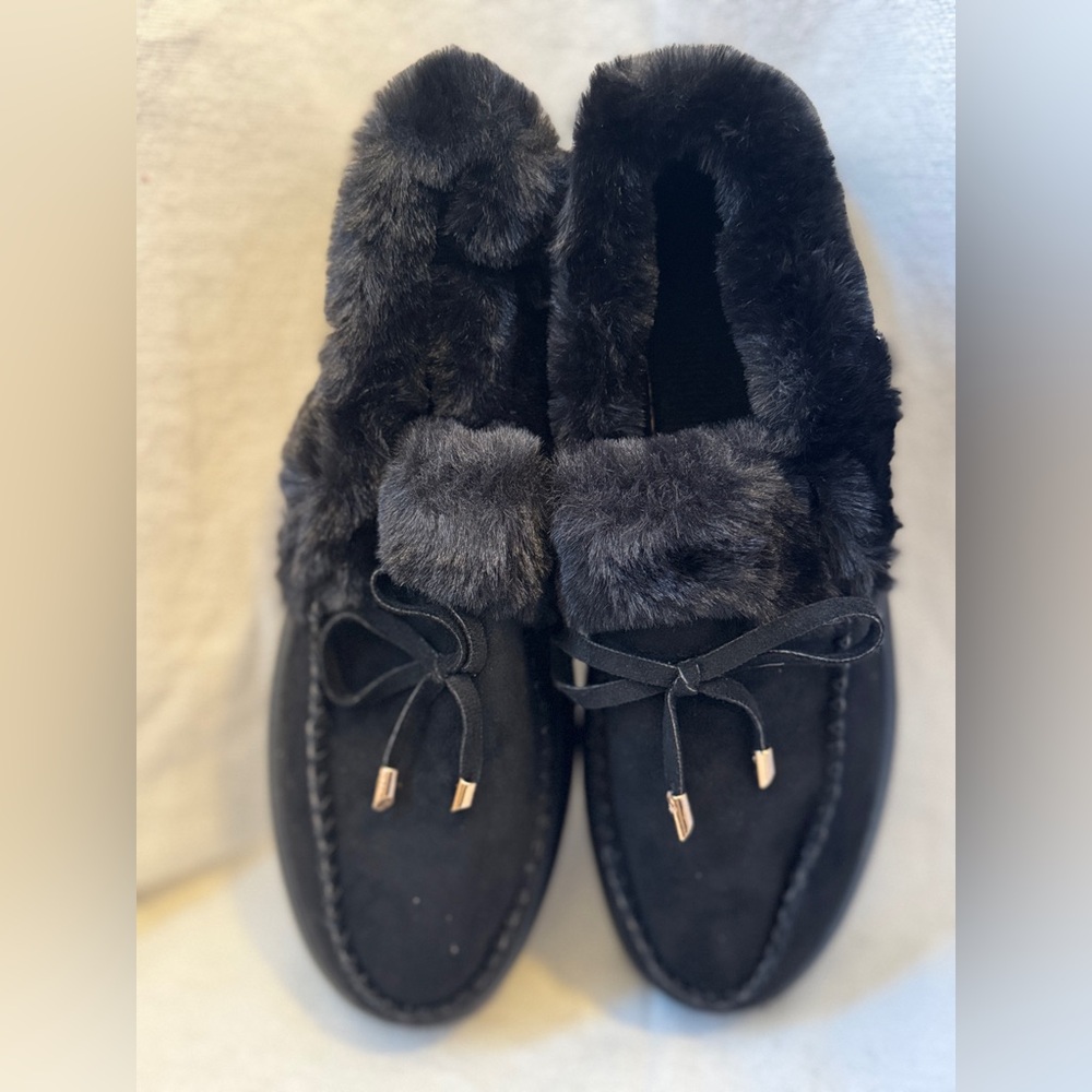NWOT: Women's Black Fur Moccasins SZ 8 (#115)